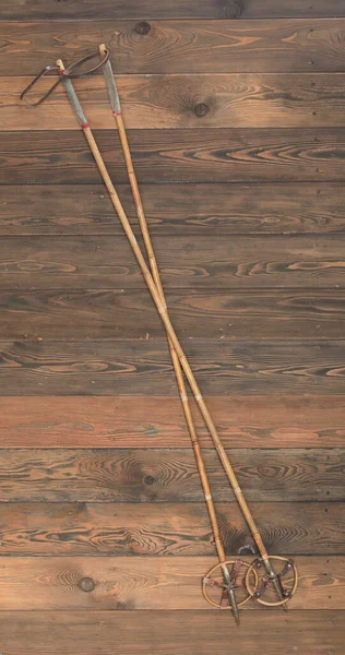 Bambusowe Kijki Narciarskie Drewnianym Tle — Zdjęcie stockowe