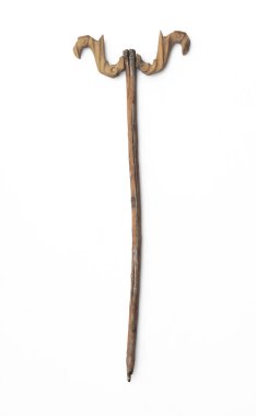 Beyaz arka planda izole edilmiş eski ahşap çoban sürüsü.