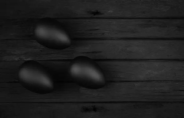 Zwarte Eieren Geïsoleerd Zwarte Houten Achtergrond — Stockfoto