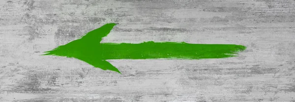 木製の壁に緑の方向矢印 — ストック写真