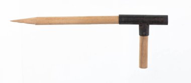 Beyaz arka planda izole edilmiş ahşap kırsal kazık