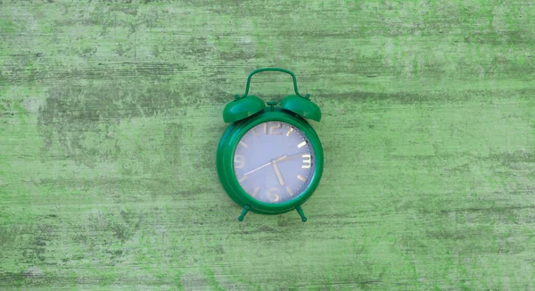 Πράσινο Ξυπνητήρι Πράσινο Ξύλινο Φόντο — Φωτογραφία Αρχείου