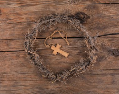 Ahşap arka planda dikenli çelenk