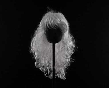 Siyah arka planda beyaz peruk.