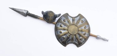 Beyaz arkaplanda kalkan ve mızrak izole edildi