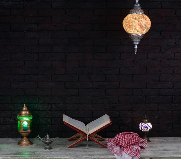 Рамадан Арабська Лампа Священна Книга Коран — стокове фото
