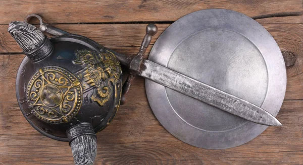 Cavaleiro Armadura Espada Capacete Escudo Sobre Fundo Madeira — Fotografia de Stock