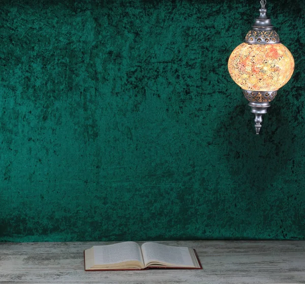 Ramadan Open Koran Voor Gebed Een Houten Tafel — Stockfoto