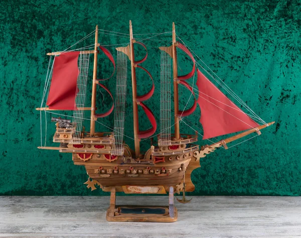 Zeilboot Model Met Rode Zeilen — Stockfoto