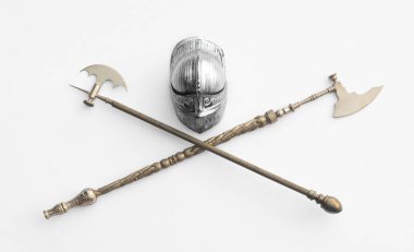 Ortaçağ silahı beyaz arka planda izole edilmiş.
