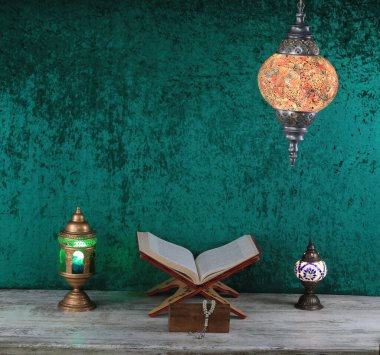 Ramazan ayı, ahşap bir standın üzerinde Kur 'an' ı açın.
