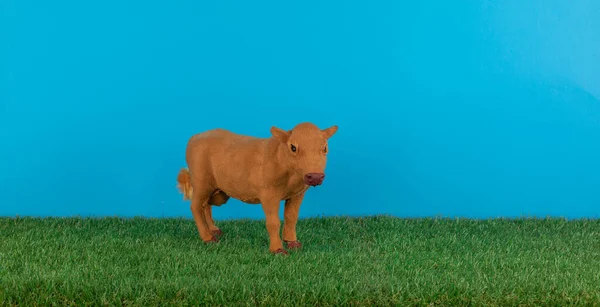 Zabawka Krowa Trawie — Zdjęcie stockowe