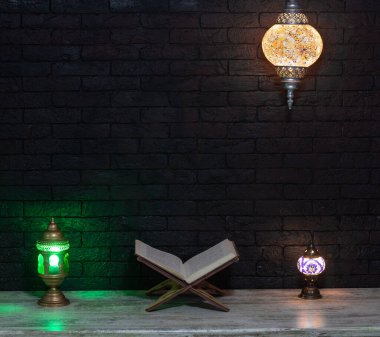 Ramazan ayı, ahşap bir standın üzerinde Kur 'an' ı açın.