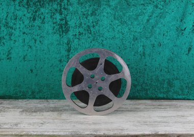 Masadaki eski film makarası.