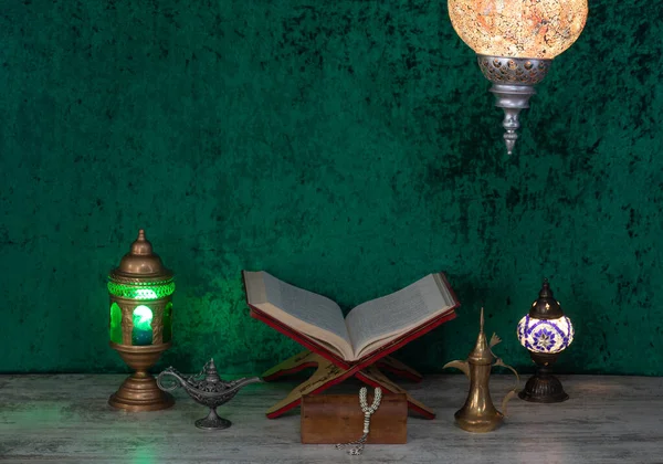 Ramadan Open Koran Voor Gebed Een Houten Standaard — Stockfoto