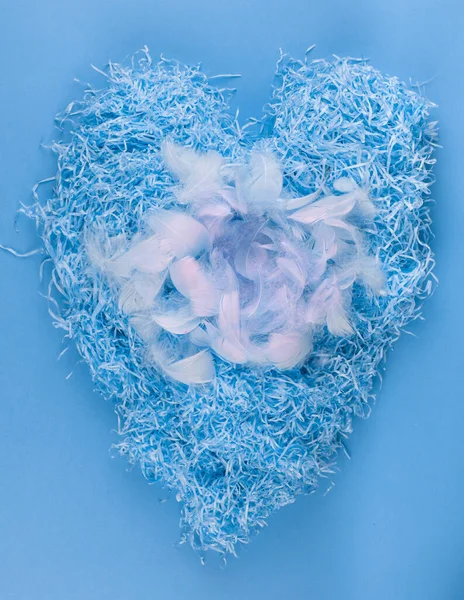 青い背景に羽を持つイースターエッグの青い巣 — ストック写真