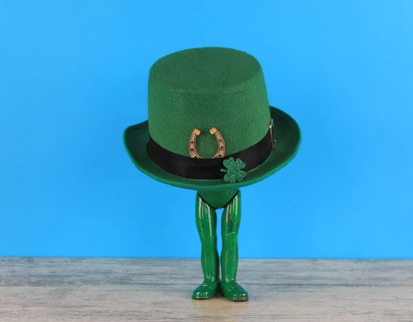 聖パトリックの日テーブルの上に緑のレプラコーン帽子 — ストック写真