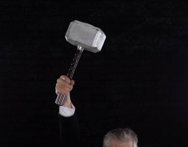 Çekiç tutan işadamı Thor