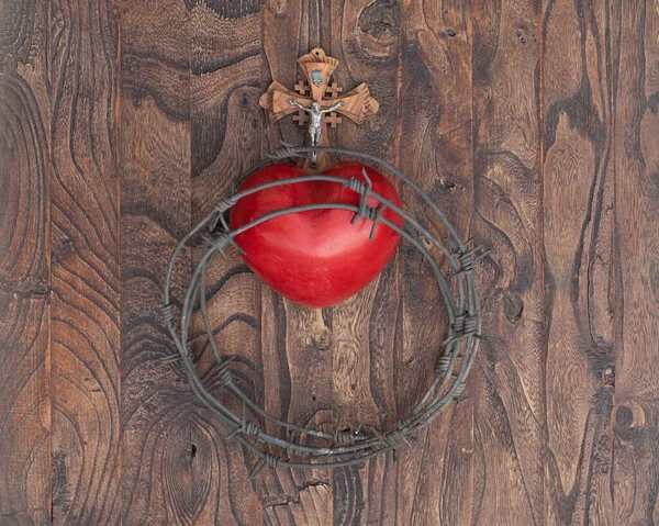 イエスの心 とげの冠 木の十字架 — ストック写真