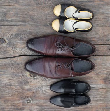 Kahverengi deri klasik erkek ayakkabıları ve çocuk ayakkabıları