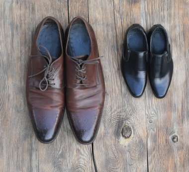 Kahverengi deri klasik erkek ayakkabıları ve çocuk ayakkabıları