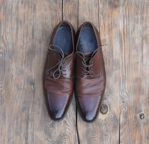 木製の床に古い茶色の革の古典的な男性の靴 — ストック写真