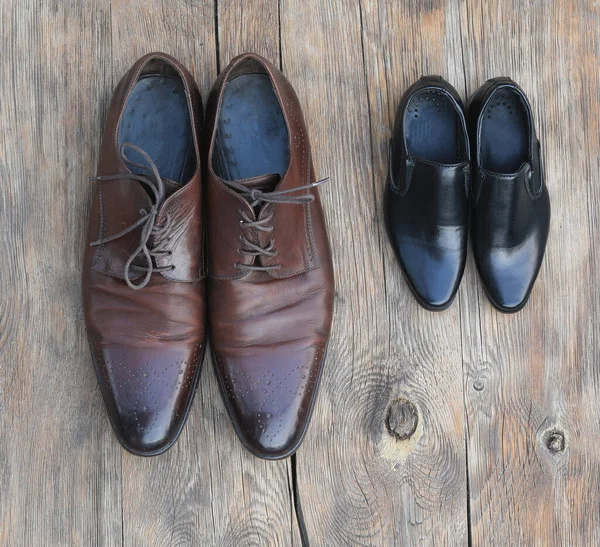 ブラウンレザー古典的な男性の靴と子供の靴 — ストック写真