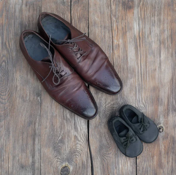 ブラウンレザー古典的な男性の靴と子供の靴 — ストック写真