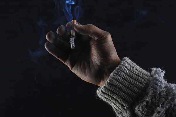 Öreg Piszkos Kéz Egy Cigarettával — Stock Fotó