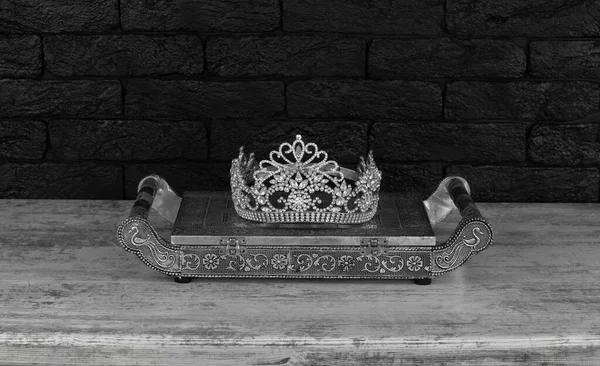 箱の上の王冠黒いベルベット — ストック写真