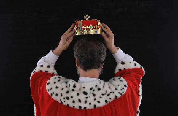 Rey Lleva Una Corona — Foto de Stock