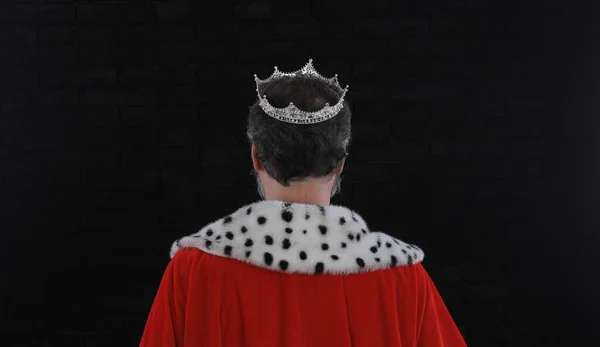 国王は王冠をかぶっている — ストック写真