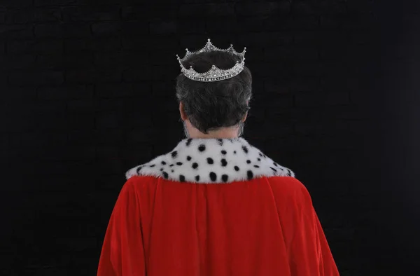 Rei Usa Uma Coroa — Fotografia de Stock