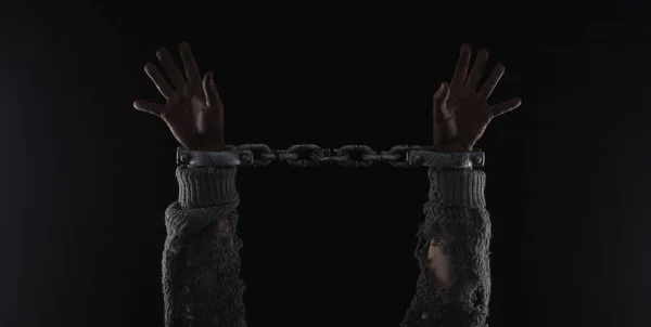 Hände Mit Gefängnisketten Schwarze Ziegelwand — Stockfoto