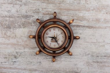 Süslü direksiyon, saatli.