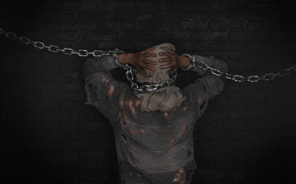 Ruce Vězeňskými Řetězy Černá Cihlová Zeď — Stock fotografie