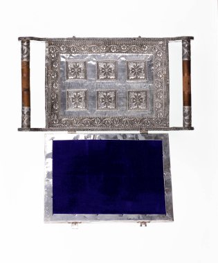 Beyaz arka planda izole edilmiş antik dekoratif gümüş kutu