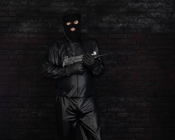 Räuber Maske Mit Schusswaffe Auf Schwarzem Hintergrund — Stockfoto