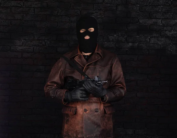Bandit Într Mască Armă Foc Fundal Negru — Fotografie, imagine de stoc