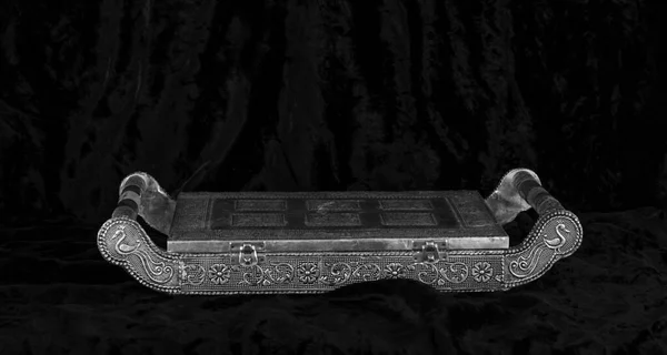 ブラックベルベットの中世の宝石箱 — ストック写真
