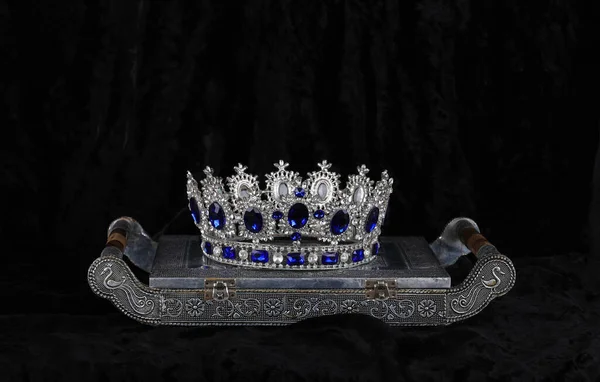Corona Reina Terciopelo Negro —  Fotos de Stock