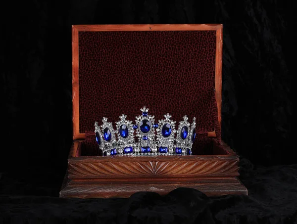 Coroa Uma Caixa Veludo Preto — Fotografia de Stock