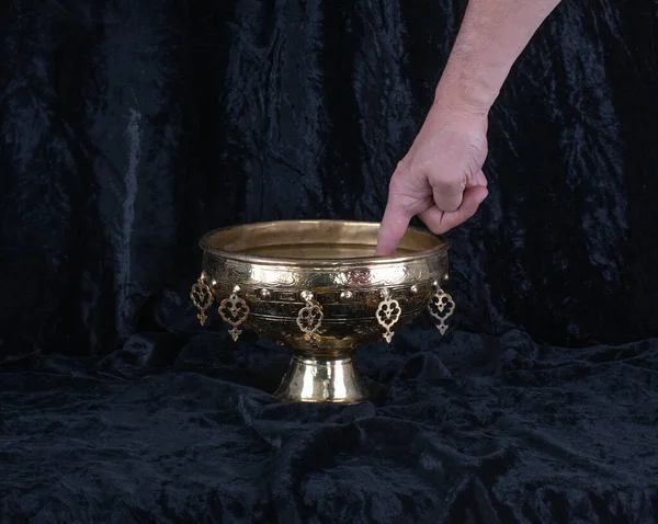 Рука Церковній Чаші Святою Мудрістю — стокове фото