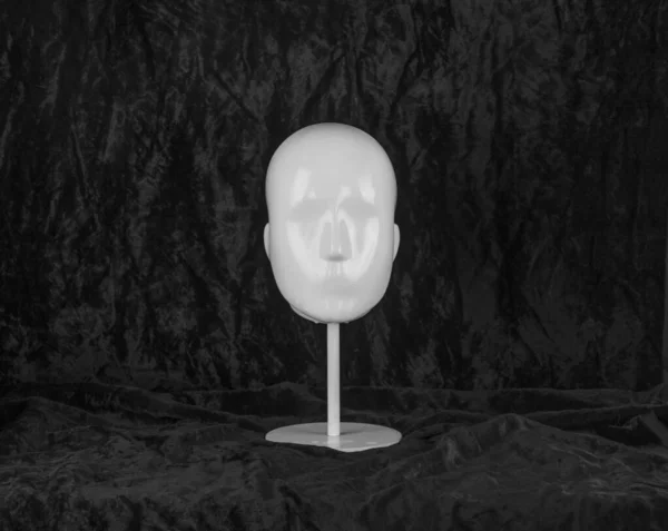 黒で隔離された白いマネキンの頭 — ストック写真