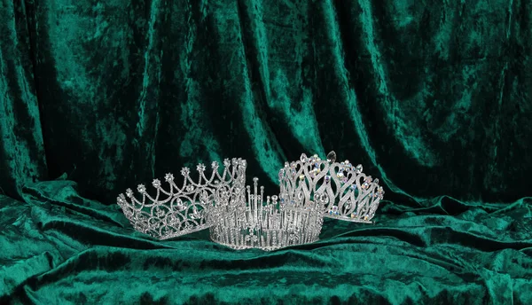 Coroa Com Esmeraldas Veludo Verde — Fotografia de Stock