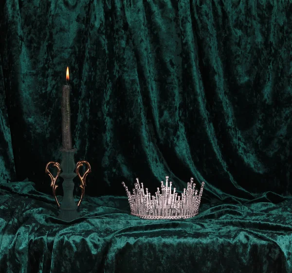 绿色天鹅绒上有翡翠的皇冠 — 图库照片