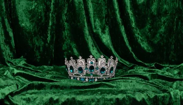 Krona Med Smaragder Grön Sammet — Stockfoto