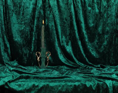 Yeşil kadife üzerinde yeşil şamdan