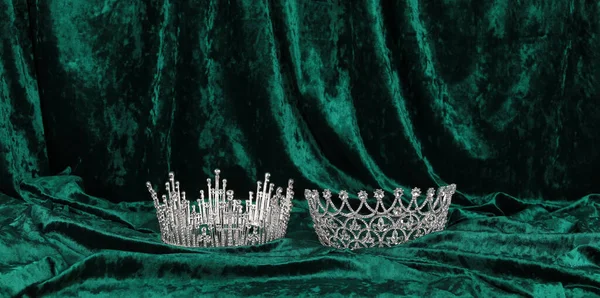 Crown Emeralds Green Velvet — Stock Photo, Image