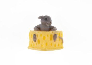 beyaz arkaplanda izole edilmiş peynirli oyuncak fare